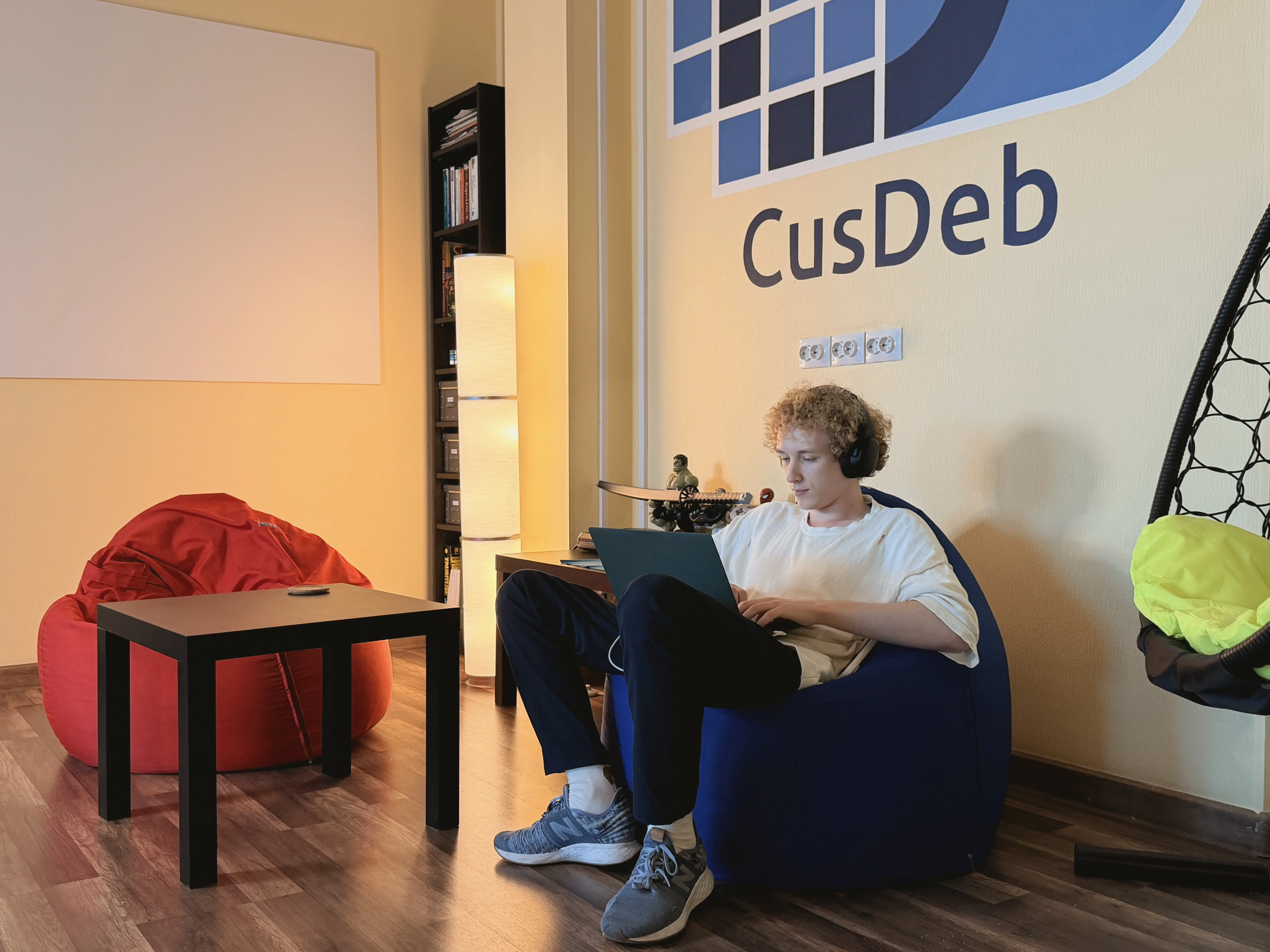 Team member working in the CusDeb lounge